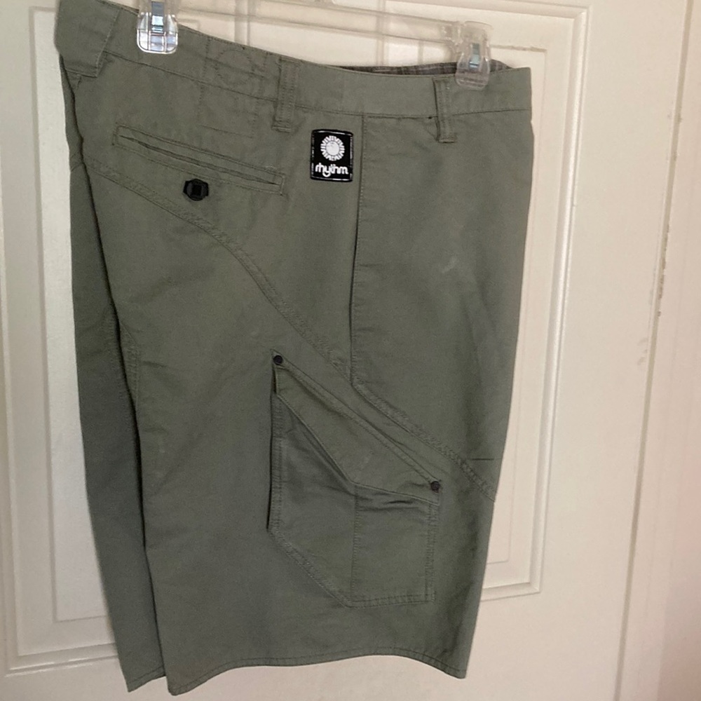 Men’s Rhythm 32” waist sage green 100% cotton cargo shorts-preowned